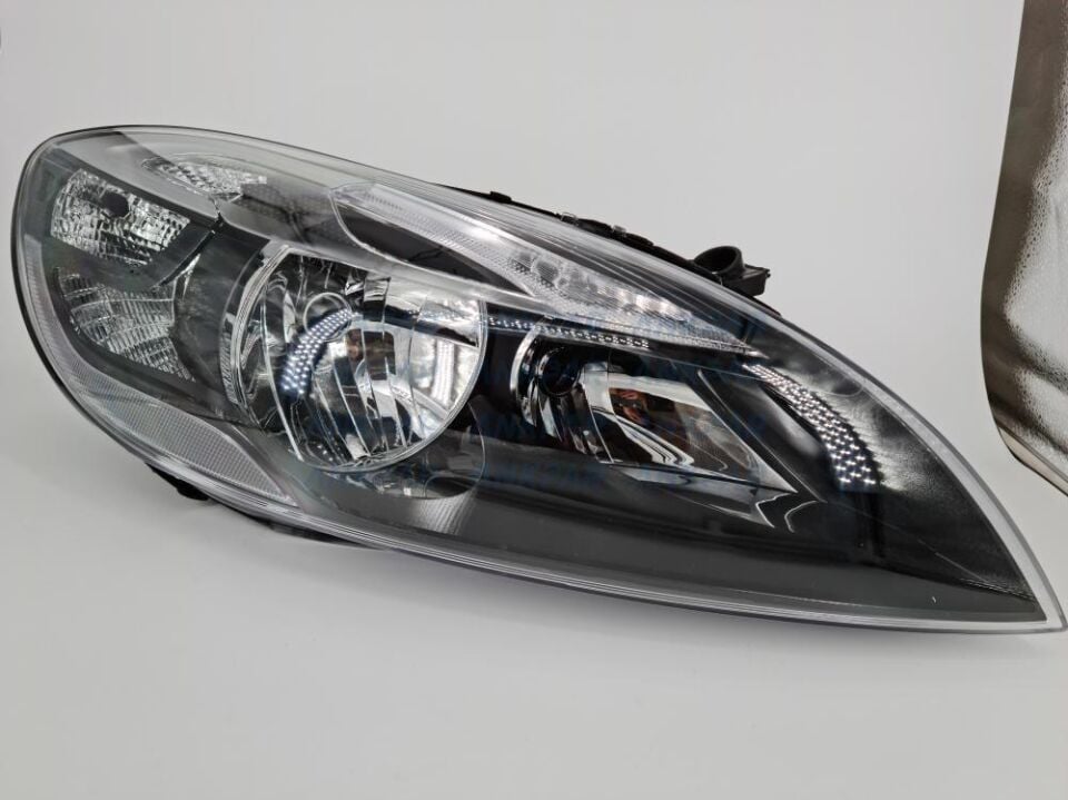 Volvo V40 Far Sağ 2013 ve Sonrası 31283327